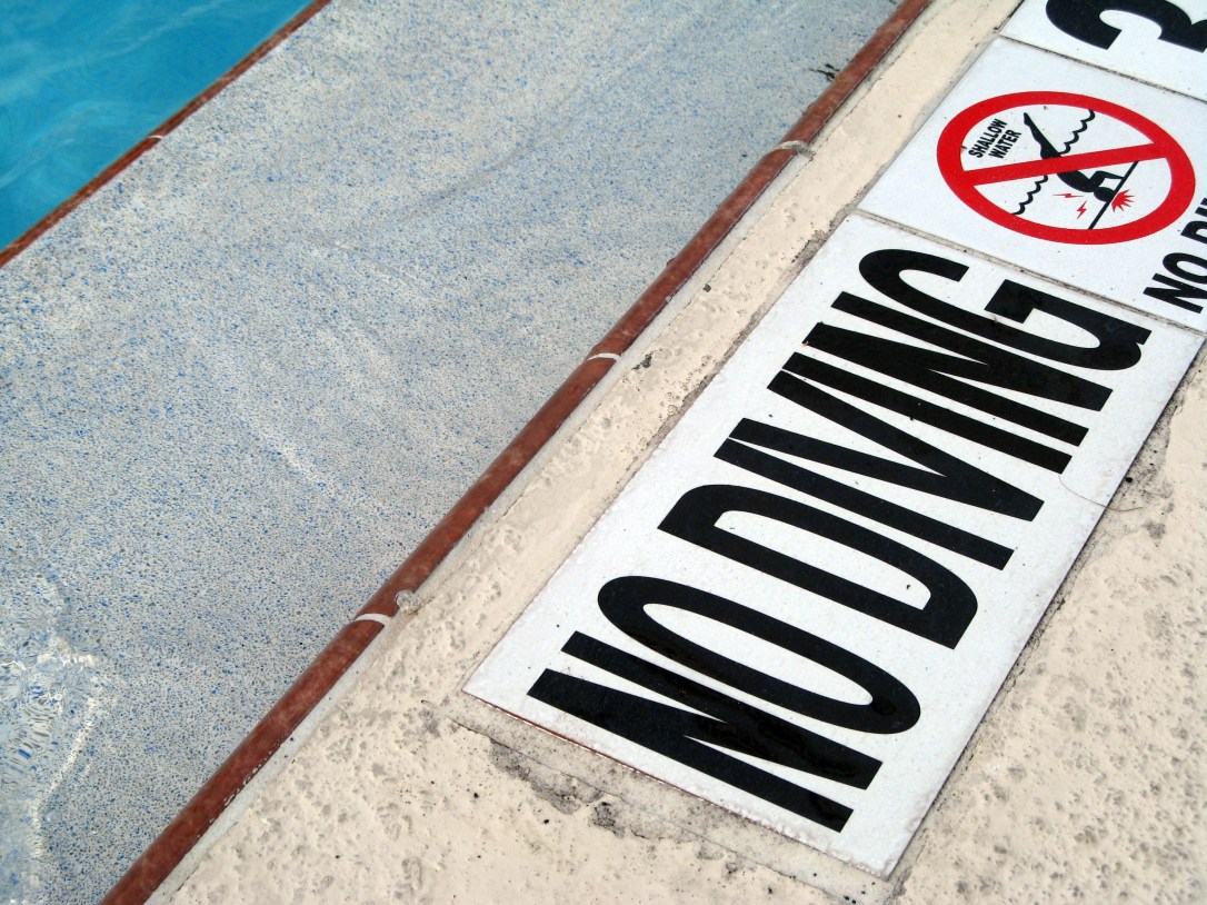 No diving sign next to pool