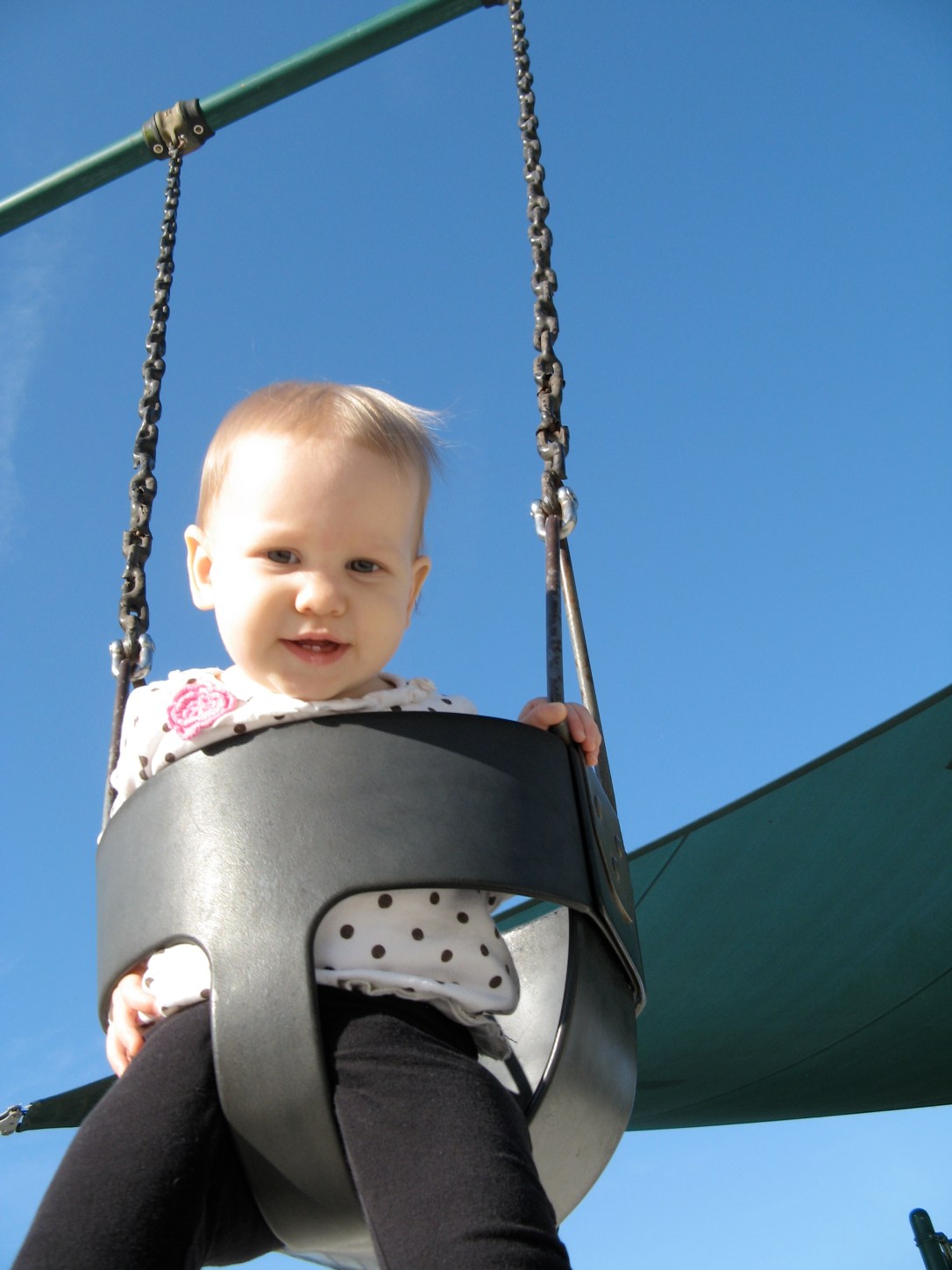 Aveline swinging - blue skies Aveline swinging - blue skies
