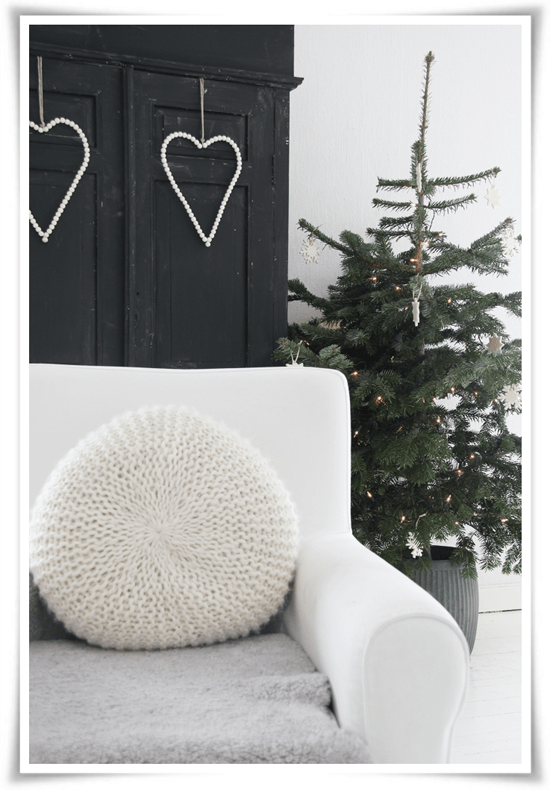 Fir tree with minimal decorations - Scandinavian Christmas from Norwegian blogger Kjerstis Lykke