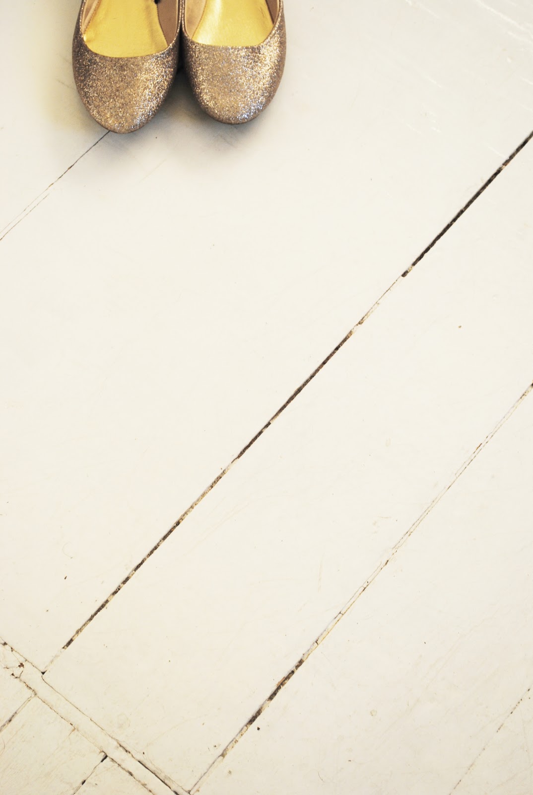 Sparkle Gold Ballet Flats on White Wooden FLoor - via Moa Og KaffeKoppen