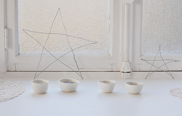 White on White - Wire Stars, White Lace Doilies, White Ceramics in White WIndow - via Le Dans La Blog, France