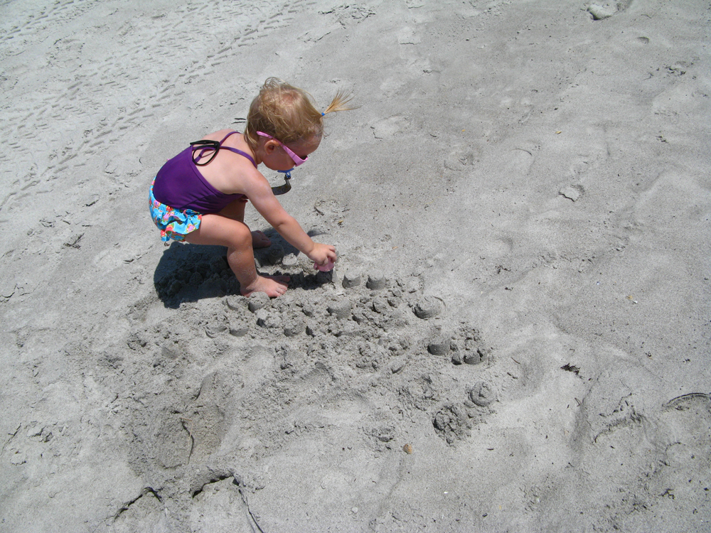Aveline destroying sand castle with pink teacup