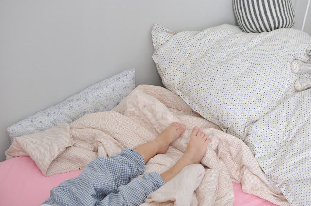 Le Dans La -  Gingham Pajamas in Bed