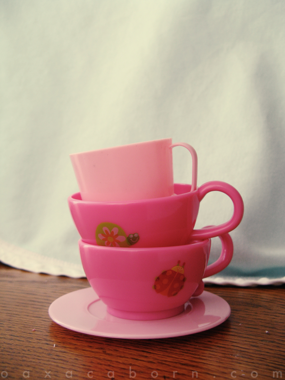Toy tea cups and saucer, photo via Oaxacaborn dot com