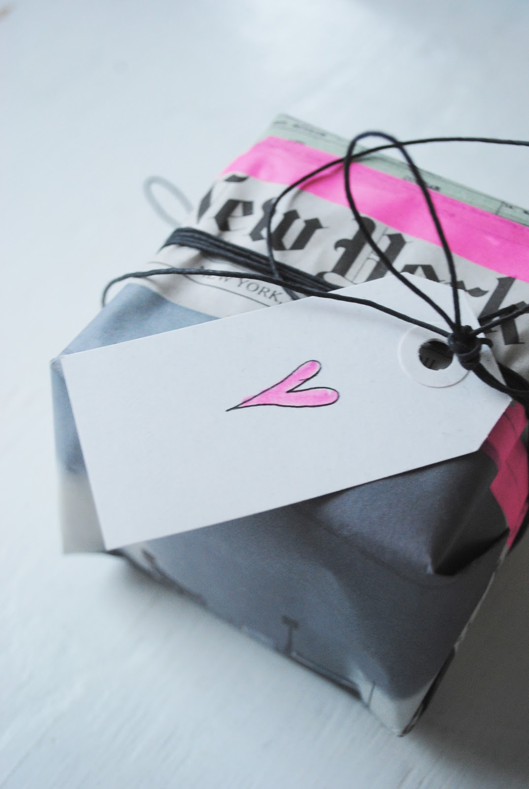 Newspaper wrapping via MOA OG KAFFEKOPPEN -- And many more ideas on inexpensive and creative wrapping via the Oaxacaborn blog