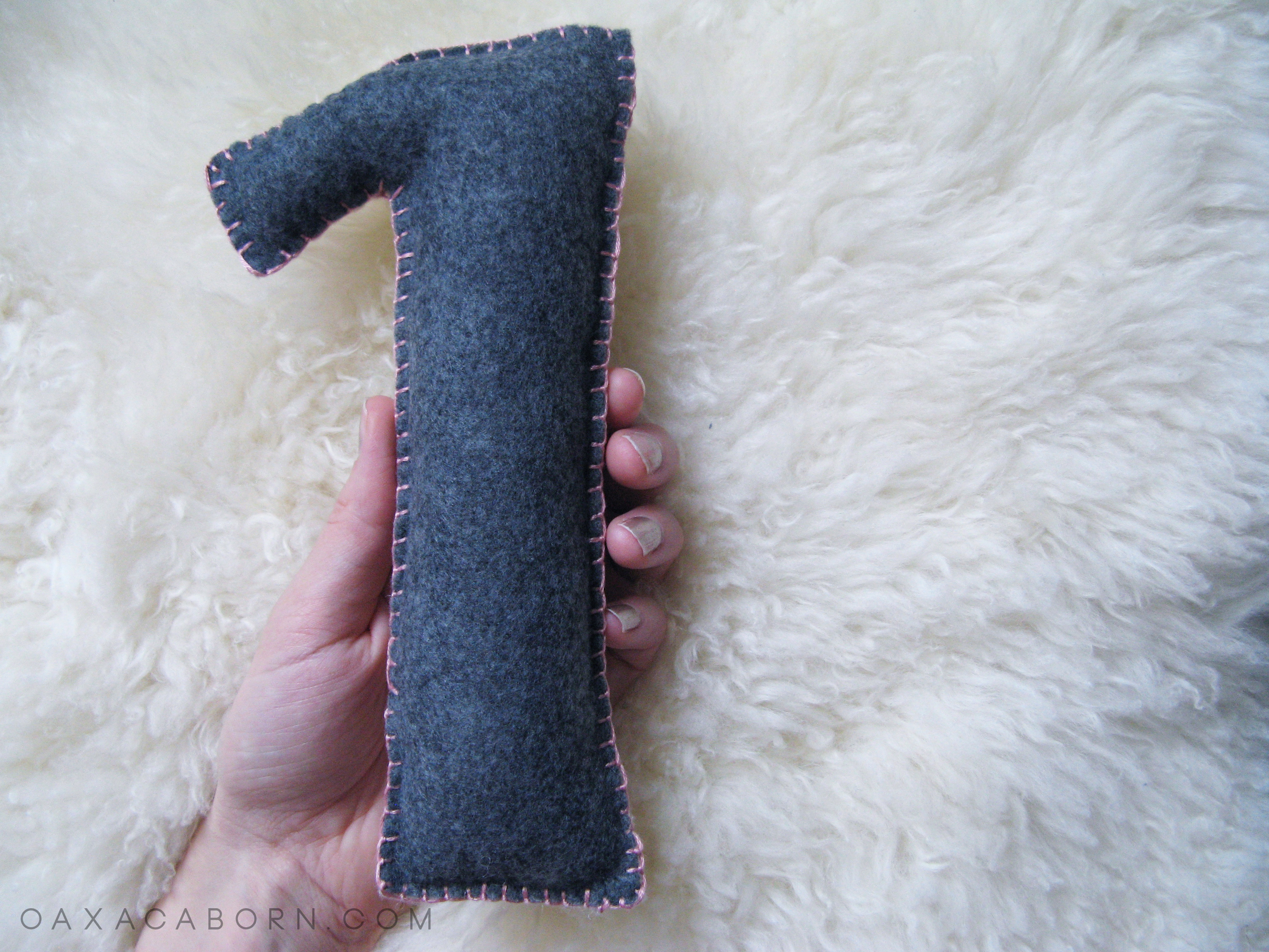 TUTORIAL - Make your Own DIY Large Felt Numbers on the Oaxacaborn blog