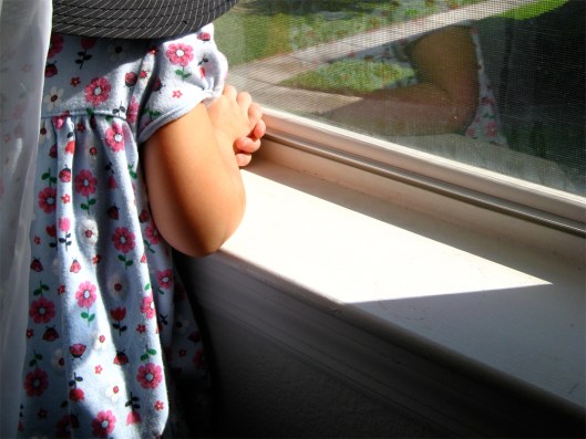 Folded hands on windowsill via Oaxacaborn