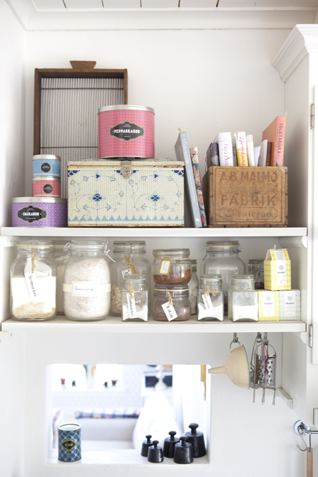 organized shelves via Hildas Hem