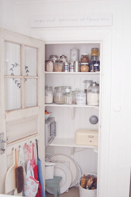 Organized Swedish pantry via jordgubbar med mjolk