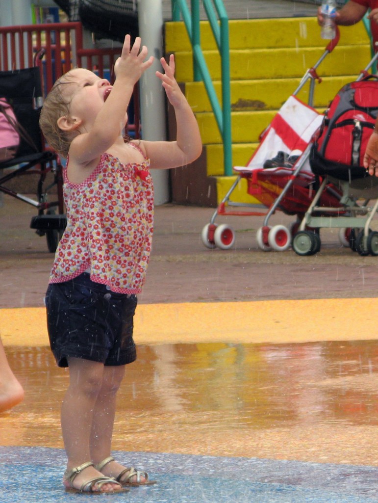 Toddler splashing at Sea World via Oaxacaborn