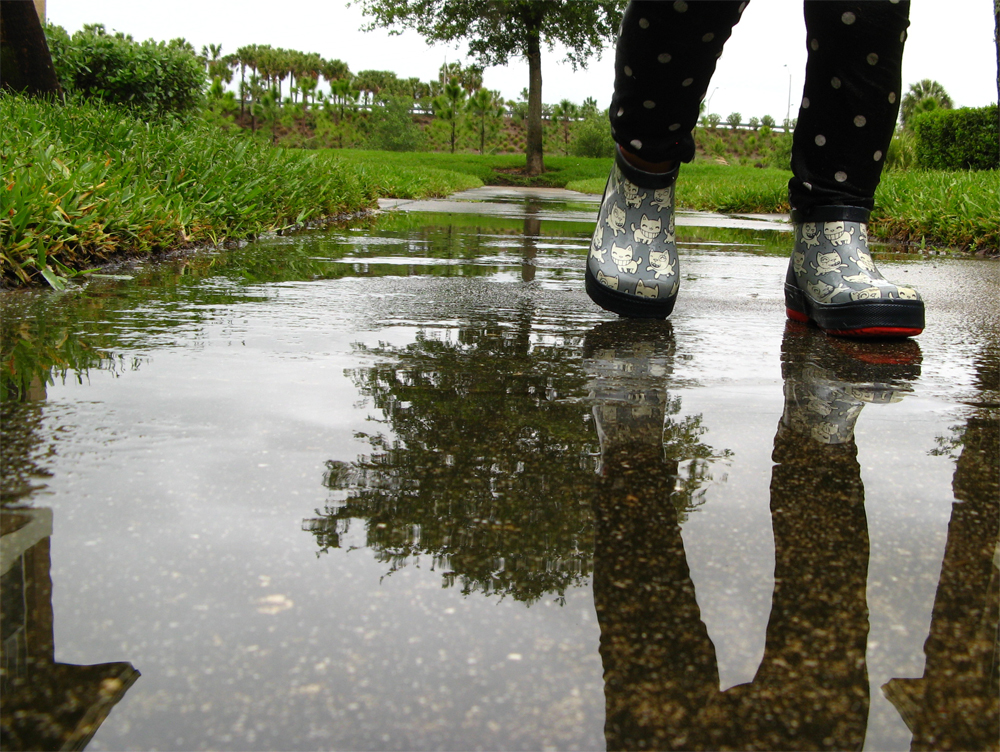 Rain boots in puddle - reflection - via Oaxacaborn
