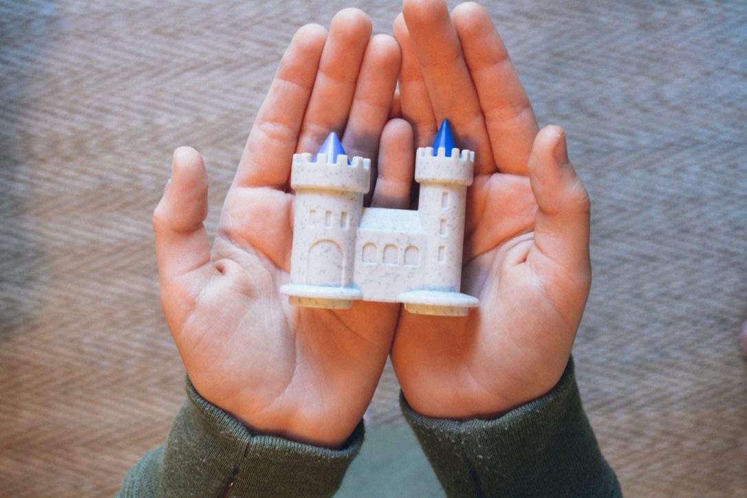 Walls & Warriors is a one-player logic game from the European company Smart Games.